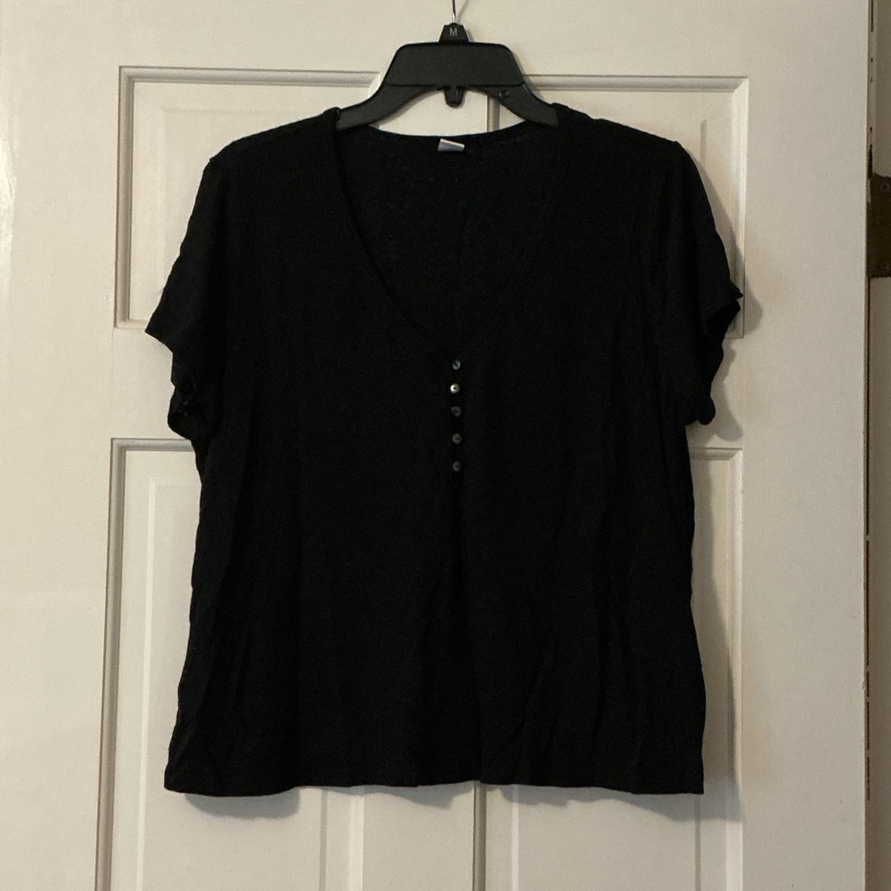 Old Navy Black Short-Sleeve V-Neck Button Front Tee